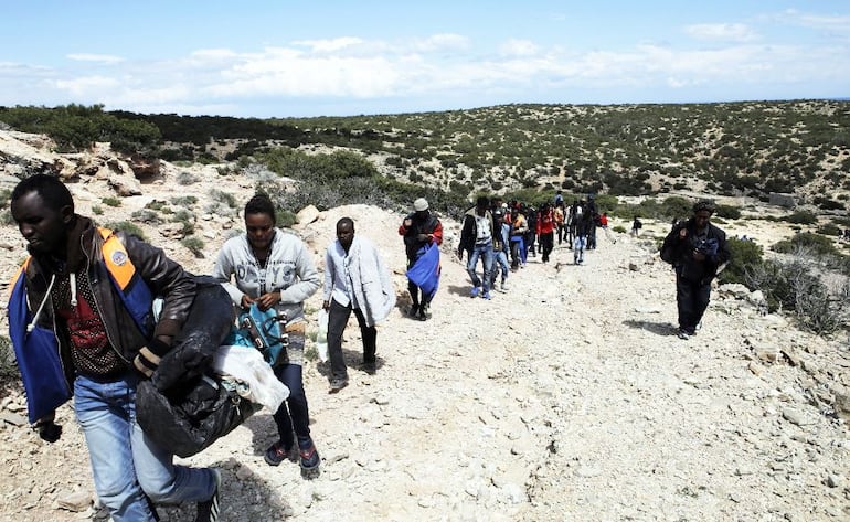 El Parlamento griego aprobó este martes una enmienda presentada por el gobierno conservador que prevé conceder permisos de residencia y trabajo a unos 30.000 inmigrantes irregulares para hacer frente a la escasez de mano de obra.