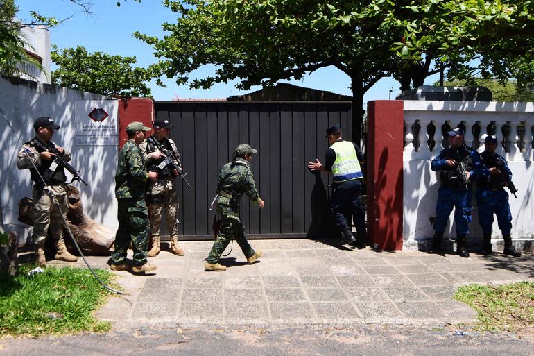 Sede de la Morgue Judicial en Asunción, donde fueron inspeccionados los cinco fallecidos el domingo pasado en una refriega en la comunidad Jasuka Venda, en el Cerro Guazú, ubicado en el departamento de Amambay.