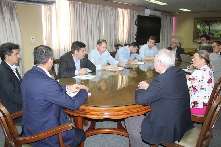 Reunión de la Mesa de Alto Nivel de la Carne, en el MAG, con participación de la ARP, MIC, MAG, Cámara Paraguaya de Carnes, Viceministerio de Gandería, Senacsa, entre otros.