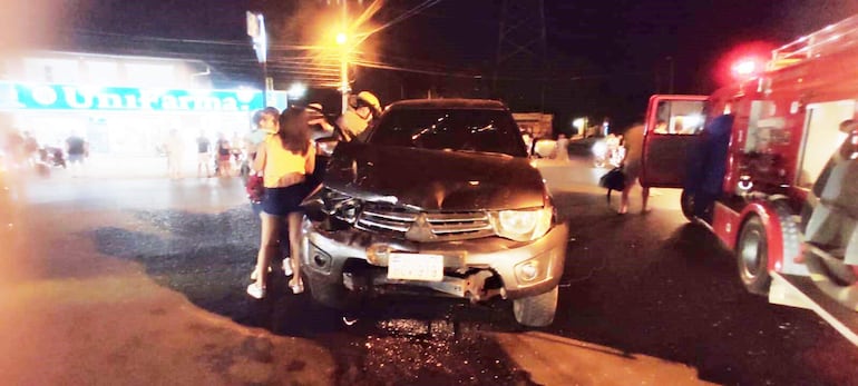 En esta camioneta se desplazaba toda una familia, y se salvó de milagro.