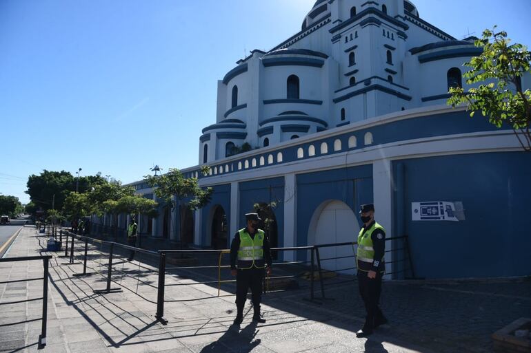 Policías custodian los alrededores de la Basílica de Caacupé este lunes 7 de diciembre de 2020.