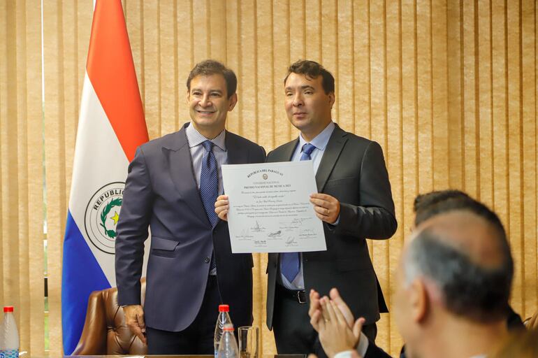 José Ariel Ramírez (derecha) recibe su certificado de manos del presidente de la Cámara de Senadores, Silvio Ovelar.