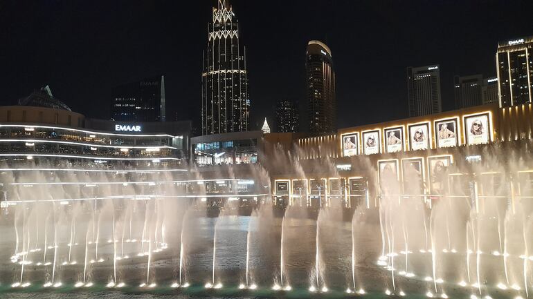 Espectáculos acuático y musical en la fuente del emblemático Burj Khalifa, el edificio más alto del mundo.