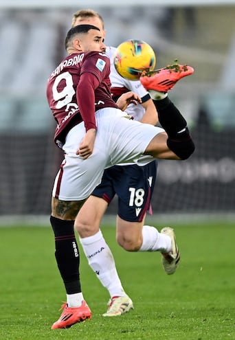 Arnaldo Antonio Sanabria (28 años) apela al recurso del taco para conectar el balón ante la marca de Tommaso Pobega, durante el duelo entre Torino y Bologna.