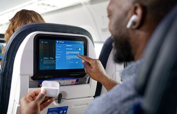 Tras años de pedirle a los pasajeros que activen el "modo avión" en sus dispositivos electrónicos, una de las aerolíneas más grandes del mundo está implementando la tecnología bluetooth.