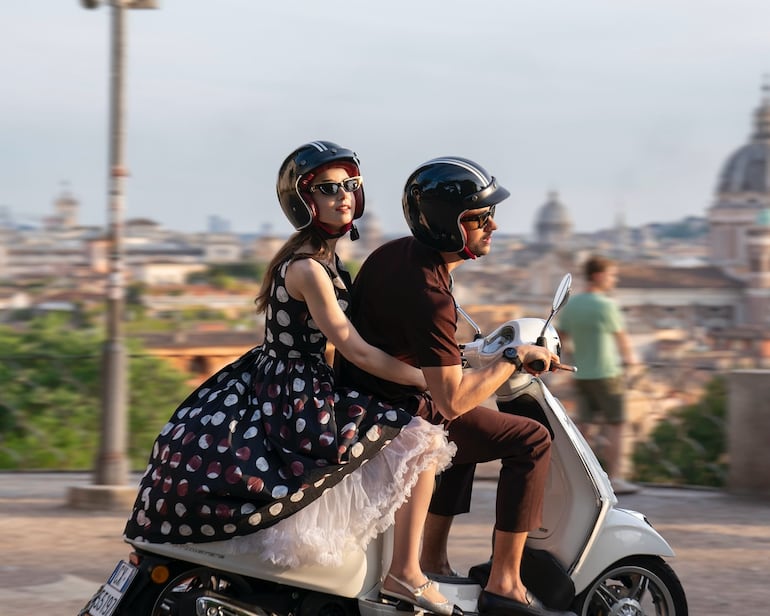 Lily Collins o Emily Cooper, paseando en motoneta por Roma. (Instagram/Lily Collins)