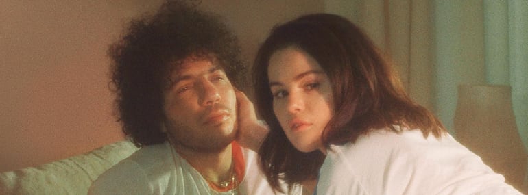 Benny Blanco y Selena Gomez, en una de las imágenes promocionales de este nuevo álbum anunciado por la pareja.