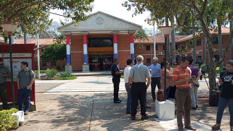 Esta mañana los docentes fueron frente al Rectorado de la Universidad Nacional de Asunción (UNA) para seguir desde afuera la sesión del Consejo Superior Universitario de la UNA.