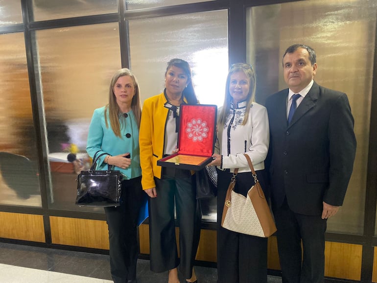 Las hijas de Óscar Denis participaron del homenaje que le realizó  la Cámara de Senadores en su última sesión.