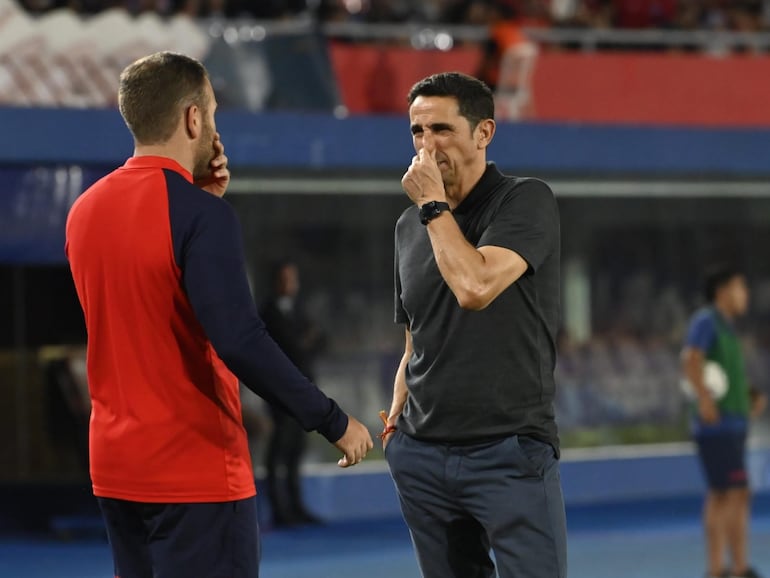 El español Manolo Jiménez (d), entrenador de Cerro Porteño, en un partido frente a Guaraní por la ronda 19 del torneo Apertura 2024 del fútbol paraguayo en el estadio La Nueva Olla, en Asunción.