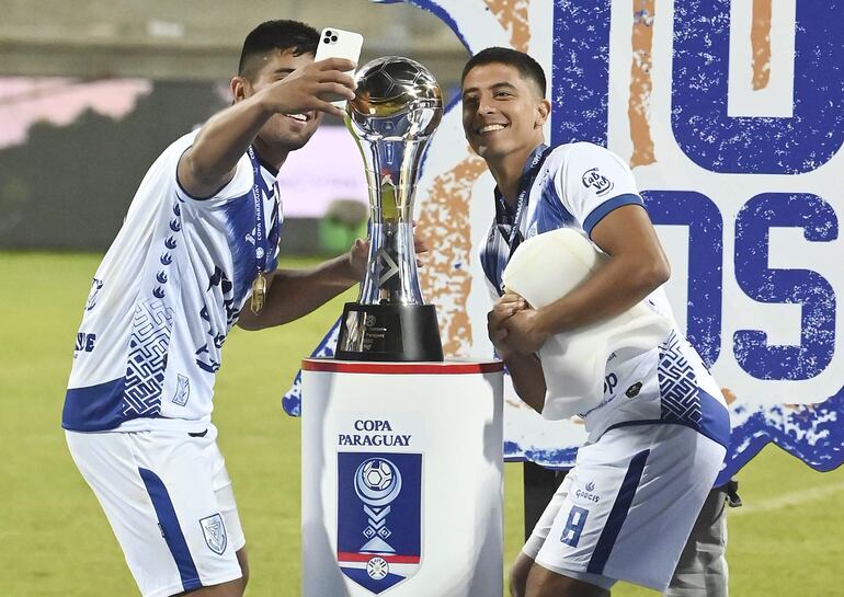 Los jugadores del Sportivo Ameliano festejan con el trofeo de la Copa Paraguay 2022 en el estadio Villa Alegre, en Encarnación. 