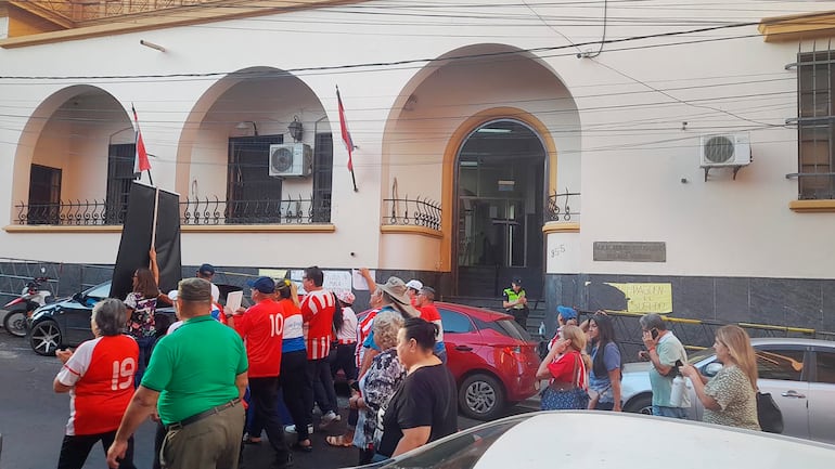 Manifestación frente a la Caja Municipal.