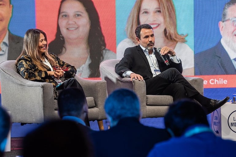 El viceministro Emiliano Fernández disertó sobre el transporte público en Paraguay en un evento desarrollado en Santiago de Chile, este martes 27 de agosto.