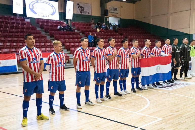 Los jugadores de la selección paraguaya de Fútbol de Salón entonando el Himno Nacional antes del partido frente a Estados Unidos por la segunda fecha de la fase de grupos del Mundial Baja California 2023 de Fútbol de Salón.