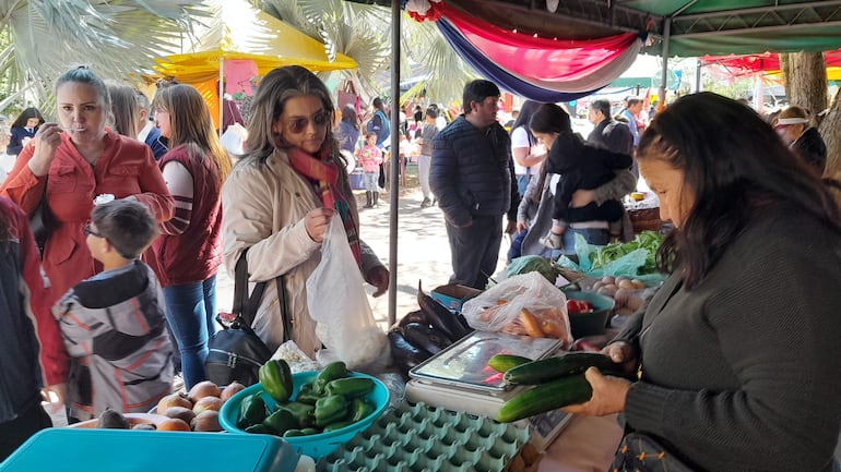 Las frutas y verduras frescas fueron muy apreciadas en la feria de la localidad de Nueva Italia.