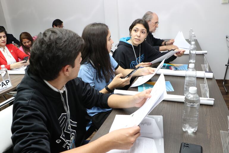 Estudiantes integrantes de la mesa de trabajo interinstitucional creada por el Ministerio de Educación (MEC) para analizar medidas de seguridad en las escuelas y colegios públicos.