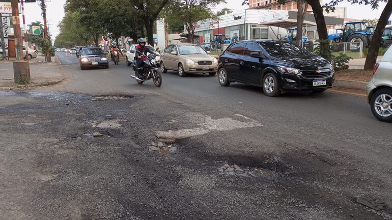 El pésimo estado de la Avda. Mcal. López obliga a los automovilistas y motociclistas a desviar los baches que abundan en todos los trayectos.