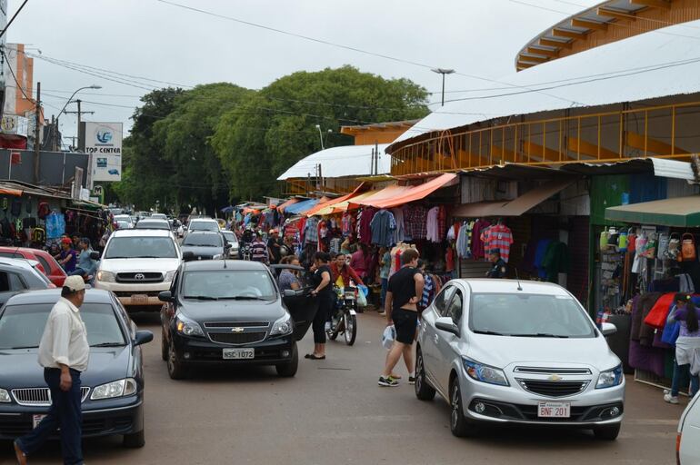 La intensa actividad comercial en el microcentro de Pedro Juan Caballero.