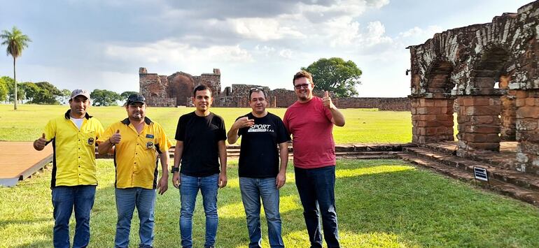 Omar Ávila (centro) junto a Eduardo Gómez de Sport Network y miembros de los centros de volantes del sur de país.