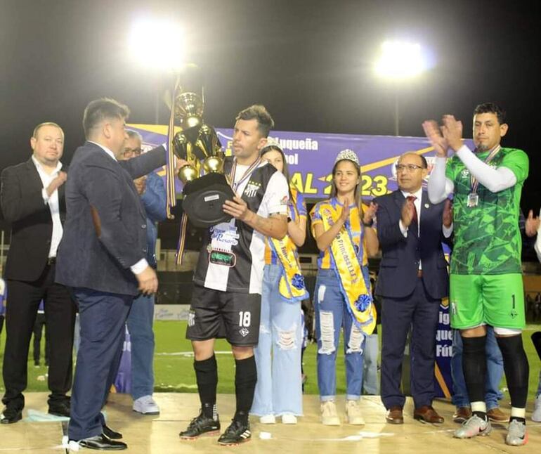 El presidente de la LLF, Pablo Servín, entrega el trofeo a Cristian Martínez, de Peñón. La UFI estuvo representada por el vicepresidente  Enrique Benítez M.