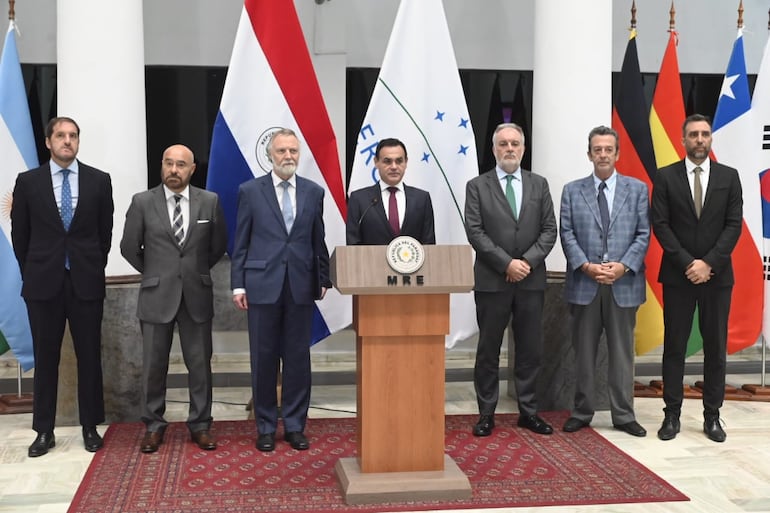 Reunión del Canciller Nacional Rubén Ramírez Lezcano con los embajadores de Europa.