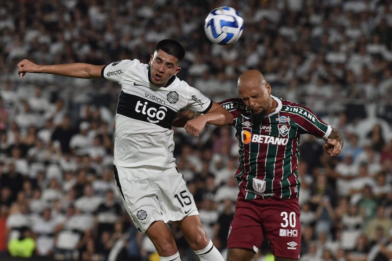 El defensor de Olimpia Mateo Gamarra (L) y el mediocampista de Fluminense Felipe Melo saltan para un cabezazo durante el partido de vuelta de los cuartos de final de la Copa Libertadores entre Olimpia de Paraguay y Fluminense de Brasil en el estadio Defensores del Chaco en Asunción, el 31 de agosto de 2023.