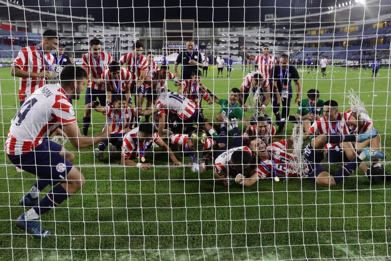 Los jugadores de Paraguay celebran la clasificación a Los Juegos Olímpicos París 2024 y la consagración de campeón del Preolímpico 2024 en el estadio Nacional Brígido Iriarte, en Caracas, Venezuela.