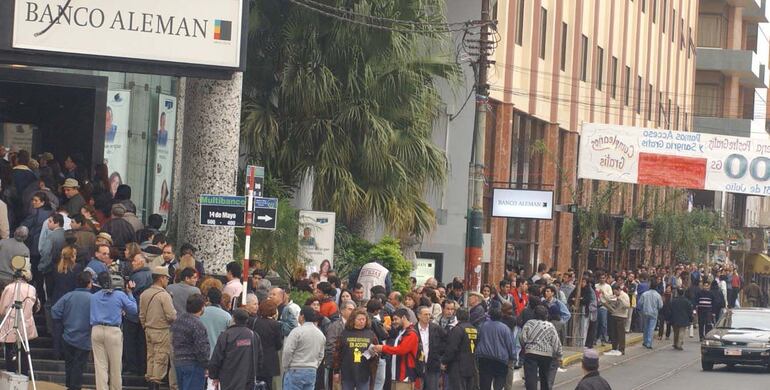 Imágenes de archivo de las manifestaciones de ahorristas perjudicados por la quiebra del Banco Alemán.