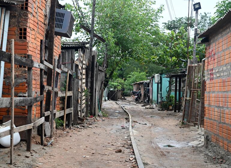 Algunos sectores de la franja de dominio de las vías del tren en la zona de Asunción se encuentran ocupadas. 