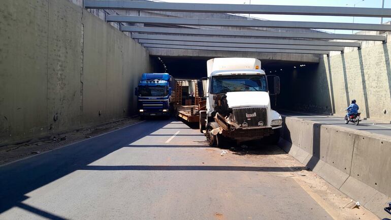 Así quedó el túnel del superviaducto, obstaculizado, tras el accidente de tránsito.