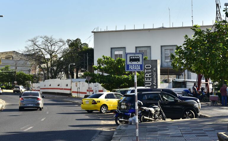 Hay quejas  de la ciudadanía, porque el vallado de protección de la obra del edificio del Puerto ocupa espacios públicos.