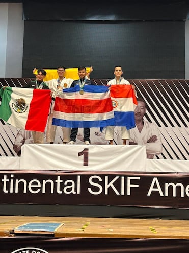 Dieter en el podio, con la bandera paraguaya, en Querétaro.