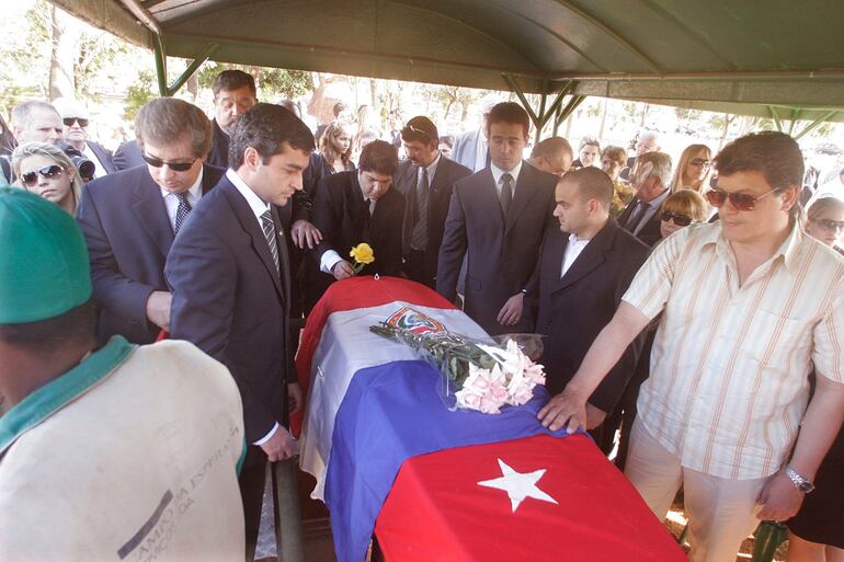 Mario Abdo Benítez (izq) junto al cajón de Stroessner.