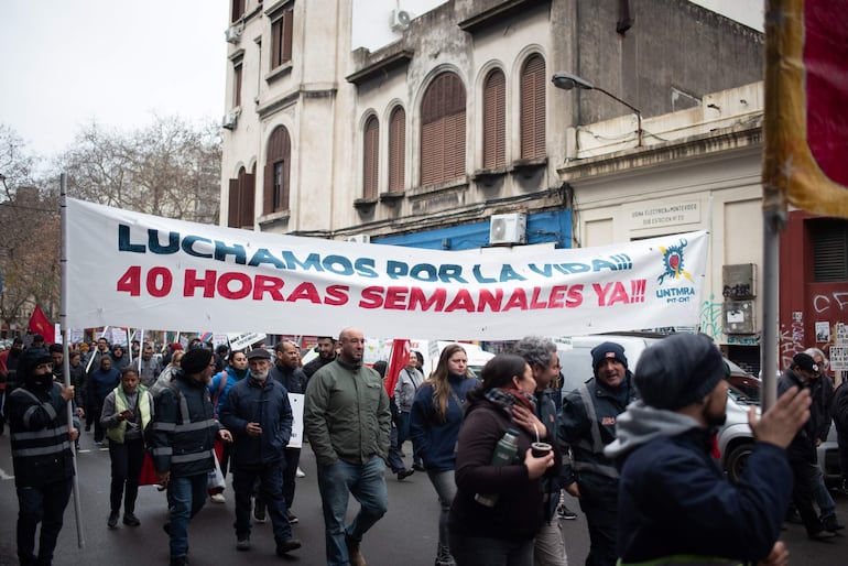 Movilización convocada para reclamar la reducción de la jornada laboral, hoy, en Montevideo (Uruguay). La central sindical de Uruguay, el PIT-CNT, llevó a cabo este martes un paro parcial de cuatro horas con una movilización, en el que volvió a pedir por una ley que se reduzca la jornada laboral de 48 a 40 horas semanales.