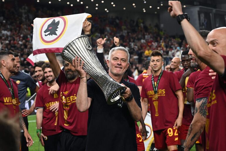 José Mourinho con el trofeo de la UEFA Conference League que conquistó la temporada pasada con la Roma. Mañana disputará la final de la UEFA Europa League