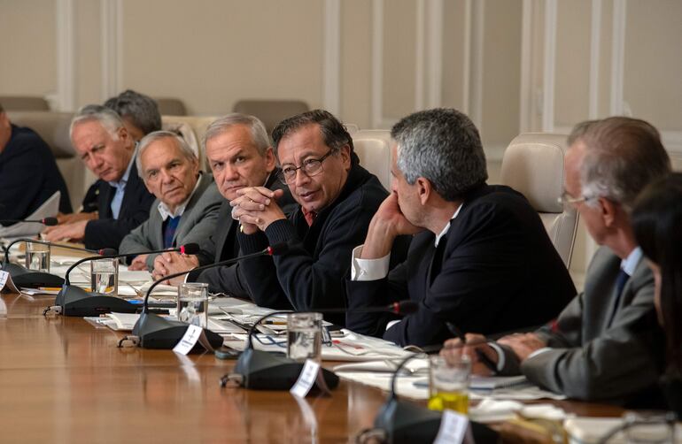 El mandatario Gustavo Petro (3d) durante un consejo de ministros, hoy en Bogotá (Colombia). Petro aseguró este lunes que sus rivales políticos se apresuraron a denunciarlo ante el Congreso por supuestas irregularidades en la financiación de su campaña porque los audios divulgados por Armando Benedetti, exembajador en Venezuela, no son prueba de delitos.