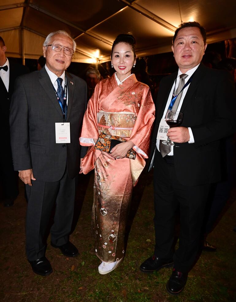 Ernest Hida, Naoko Hihara, Juan Kawabe Saito.