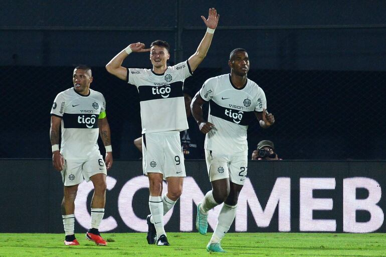 Facundo Bruera (c), jugador de Olimpia, celebra un gol en el partido contra Flamengo por los octavos de final de la Copa Libertadores en el estadio Defensores del Chaco, en Asunción, Paraguay.