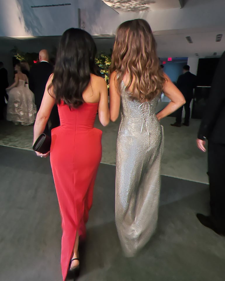 ¡Amigas son las amigas! Salma Hayek y Penélope Cruz llegando juntitas a la gala de premiación. (Instagram/Salma Hayek)