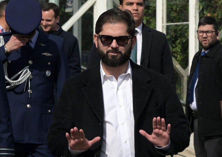 El presidente de Chile, Gabriel Boric, tiene 38 años y ya el año pasado terminó su relación con Irina Karamanos. (ARANGUA / AFP)