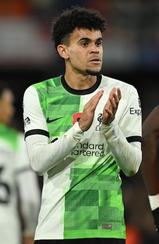 Liverpool's Colombian midfielder #07 Luis Diaz applauds the fans following the English Premier League football match between Luton Town and Liverpool at Kenilworth Road in Luton, north of London on November 5, 2023. (Photo by JUSTIN TALLIS / AFP) / RESTRICTED TO EDITORIAL USE. No use with unauthorized audio, video, data, fixture lists, club/league logos or 'live' services. Online in-match use limited to 120 images. An additional 40 images may be used in extra time. No video emulation. Social media in-match use limited to 120 images. An additional 40 images may be used in extra time. No use in betting publications, games or single club/league/player publications. / 