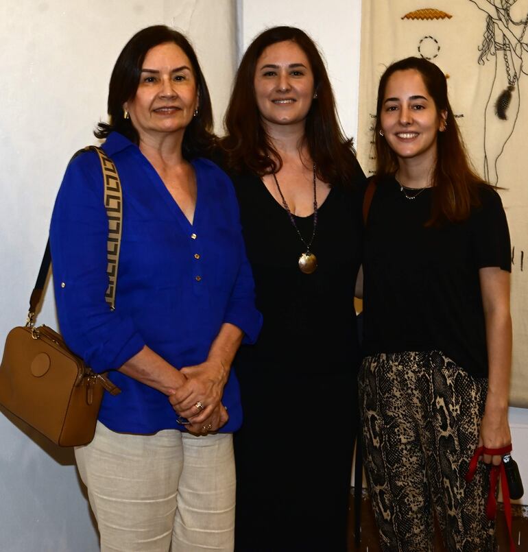 Maque López Moreira, Valeria Franco y Selene Rodríguez.