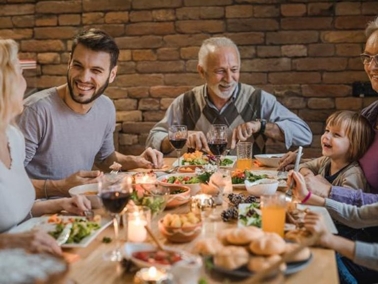 Comer siempre sentados, sin discusiones en medio y bien acompañados.