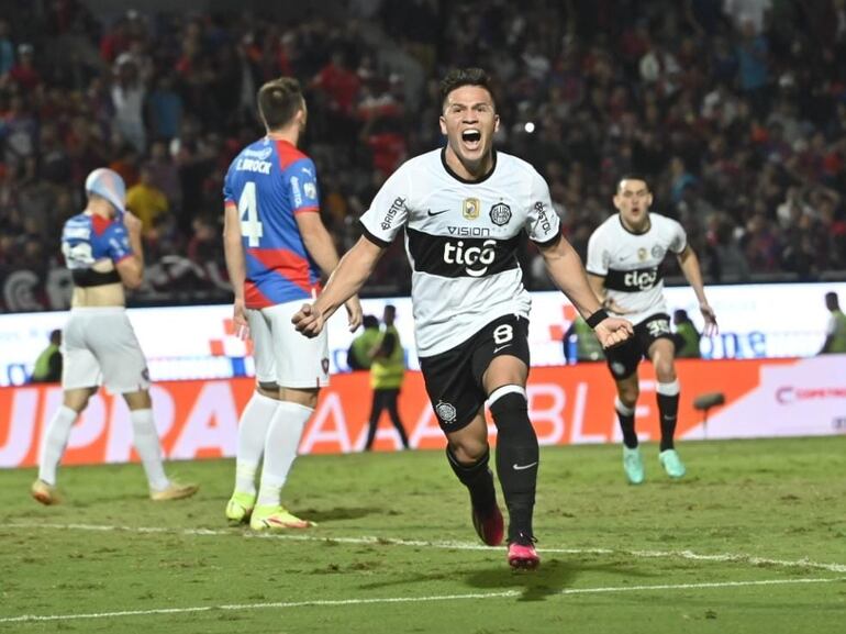 Hugo Quintana, jugador de Olimpia, festeja el tanto del empate contra Cerro Porteño en el segundo superclásico de la temporada 2023 del fútbol paraguayo.