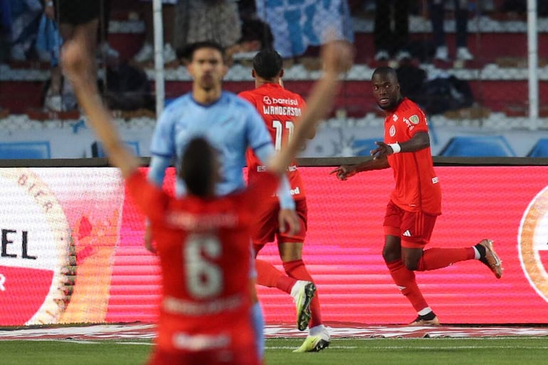 El ecuatoriano Enner Valencia (d), jugador de Internacional, celebra un gol en el partido contra Bolívar por la ida de los cuartos de final de la Copa Libertadores en el estadio Hernando Siles, en La Paz. 

