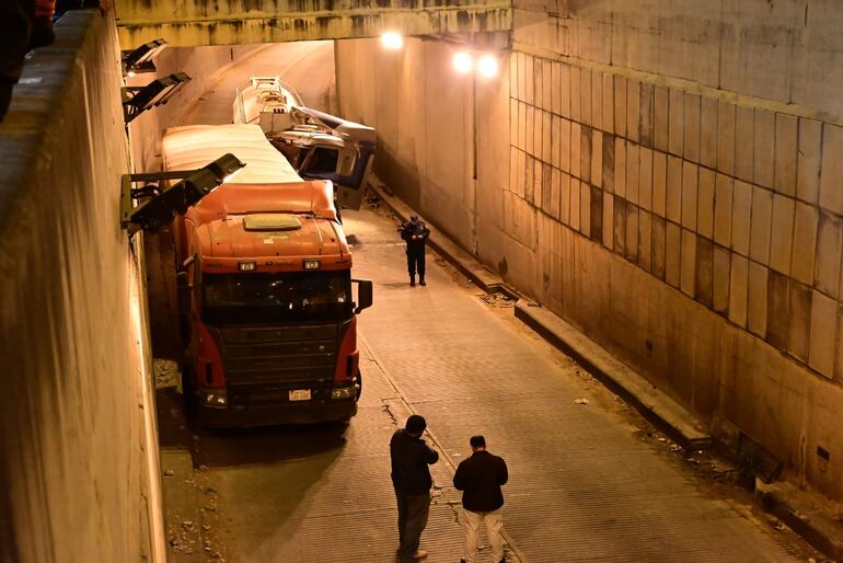 Reportan triple choque de camiones en el viaducto Semidei