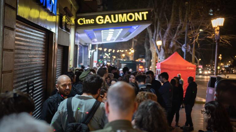 La fila frente al cine Gaumont de Buenos Aires, donde se exhibe el documental paraguayo "Guapo'y".