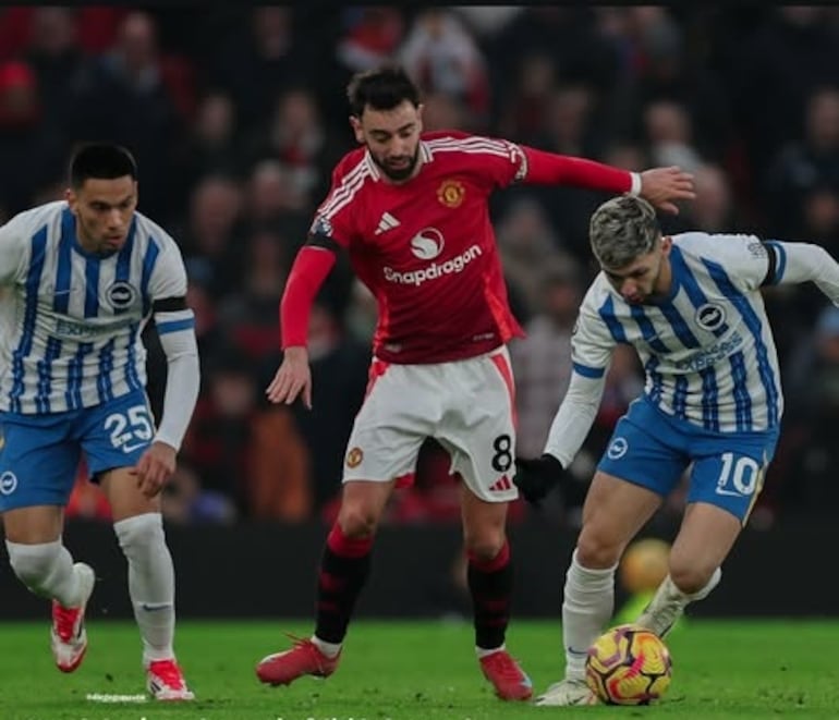 Diego Gómez y Julio Enciso en acción contra Bruno Fernandes, del Manchester United, durante el partido que el Brighton ganó 3-1.