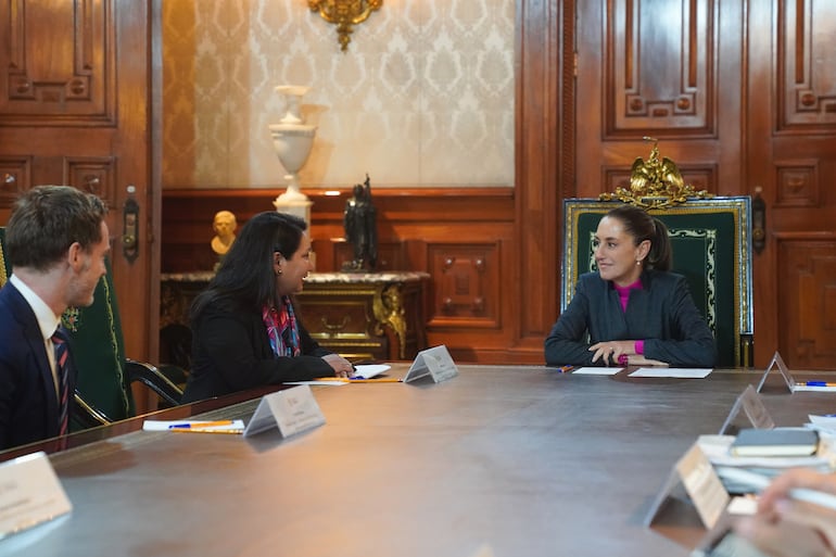 La presidenta mexicana, Claudia Sheinbaum, y la directora de la agencia de crédito Fitch Ratings, Shelly Shetty