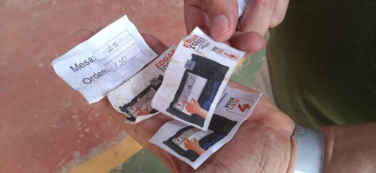 Tarjetas que se habría utilizado en el supuesto inducción al voto.